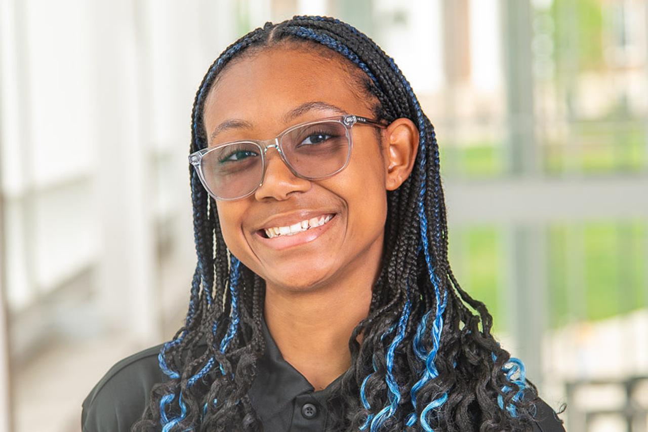 TA Ambassador Caiya with knotless braids with blue highlights